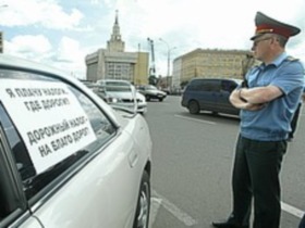 Милиционер у машины. Фото: с сайта kommersant.ru Милиционер у машины. Фото: с сайта kommersant.ru