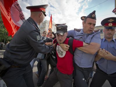 Задержание Д.Колесникова на несогласованной акции.  Фото: www.qwas.ru  Задержание Д.Колесникова на несогласованной акции.  Фото: www.qwas.ru