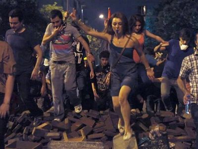 "Свобода на баррикадах" в Стамбуле. Фото sphotos-h.ak.fbcdn.net "Свобода на баррикадах" в Стамбуле. Фото sphotos-h.ak.fbcdn.net