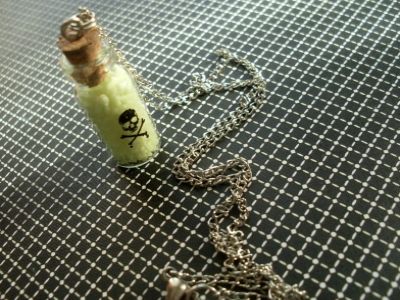 Бутылочка с ядом (uniqhand.ru) Бутылочка с ядом (uniqhand.ru)