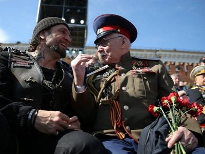 На трибуне: "ночной волк" Залдостанов и В.Кочетов, "вице-президент Академии русского казачества, дворянства и земства" (с "общественными  наградами"). Источник -  http://www.diary.ru/~economicus/?tag=428999 На трибуне: "ночной волк" Залдостанов и В.Кочетов, "вице-президент Академии русского казачества, дворянства и земства" (с "общественными  наградами"). Источник -  http://www.diary.ru/~economicus/?tag=428999