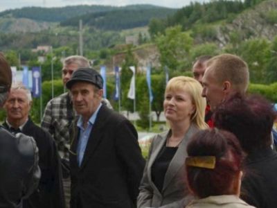 Ольга Мухометьярова с горожанами. Фото: new.u24.ru Ольга Мухометьярова с горожанами. Фото: new.u24.ru