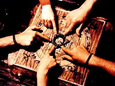 Спиритический сеанс. Источник - www.planeta5000.com Спиритический сеанс. Источник - www.planeta5000.com