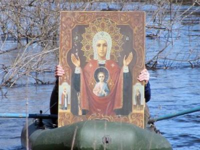 Крестный ход против паводка. Фото: tayga.info Крестный ход против паводка. Фото: tayga.info