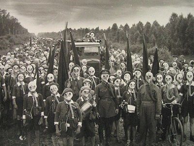 Учения "Доброхима" по защите от химатаки, кон. 1920-х. Источник - little-histories.org Учения "Доброхима" по защите от химатаки, кон. 1920-х. Источник - little-histories.org