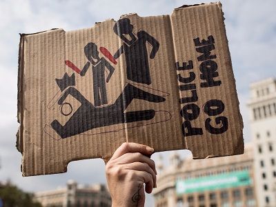 "Полиция, убирайся домой!" Плакат с протестов в Барселоне. Источник - businessinsider.com "Полиция, убирайся домой!" Плакат с протестов в Барселоне. Источник - businessinsider.com