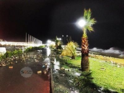 Разрушенная штормом набережная в Сочи, Фото: kubantv.ru Разрушенная штормом набережная в Сочи, Фото: kubantv.ru