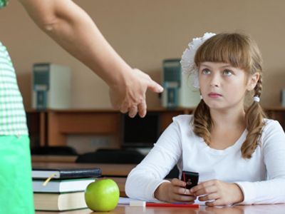 Учитель забирает мобильный телефон на уроке. Фото: Andrey_Kuzmin / Depositphotos Учитель забирает мобильный телефон на уроке. Фото: Andrey_Kuzmin / Depositphotos