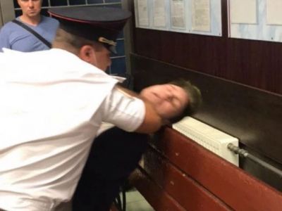 Попытка придушения муниципального депутата Виктора Котова. Фото: Ника Никульшина Попытка придушения муниципального депутата Виктора Котова. Фото: Ника Никульшина