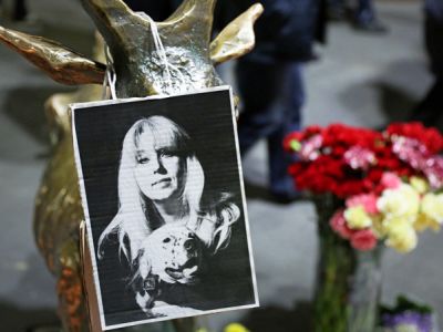 Стихийный мемориал памяти Ирины Славиной в Нижнем Новгороде. Фото: Михаил Солунин/ТАСС Стихийный мемориал памяти Ирины Славиной в Нижнем Новгороде. Фото: Михаил Солунин/ТАСС