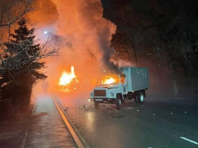 Горящий автозак в Алматы, ночь с 4 на 5.01.22. Фото: Телеграм Горящий автозак в Алматы, ночь с 4 на 5.01.22. Фото: Телеграм