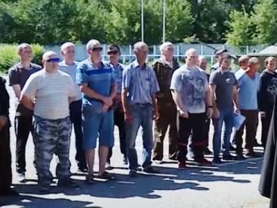 Добровольцы на войну. Фото : Сергей Горчаков, Каспаров.Ru Добровольцы на войну. Фото : Сергей Горчаков, Каспаров.Ru