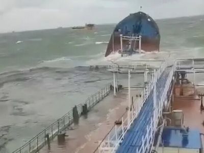 Танкер с мазутом "Волгонефть-212" терпит бедствие в Керченском проливе. Фото: соцсети Танкер с мазутом "Волгонефть-212" терпит бедствие в Керченском проливе. Фото: соцсети