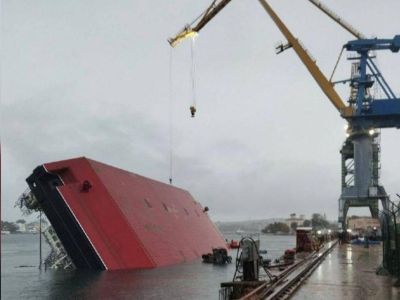 Перевернулся плавкран. Фото: t.me/sledcomcrimea Перевернулся плавкран. Фото: t.me/sledcomcrimea